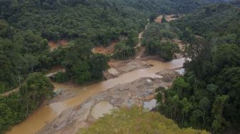 Foto udara kerusakan Lanskap Bukit Bulan akibat aktivitas pertambangan emas ilegal di Desa Lubuk Bedorong, Limun, Sarolangun, Jambi, Kamis (18/11/2021). [ANTARA FOTO/Wahdi Septiawan]