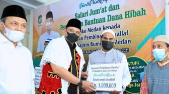 Bobby Nasution Serahkan Bantuan Dana Hibah untuk Yayasan Pembinaan Muallaf Al Muhajirin