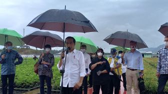 Payungan saat Pidato, Jokowi Klaim Serius Tangani Masalah Iklim di Depan Sejumlah Dubes