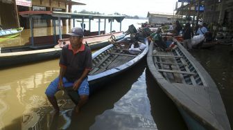 Sejumlah penjaja ojek perahu cepat bersandar di jalanan di Pasar Sungai Durian yang dilanda banjir di Sintang, Kalimantan Barat, Kamis (18/11/2021). [ANTARA FOTO/Jessica Helena Wuysang]