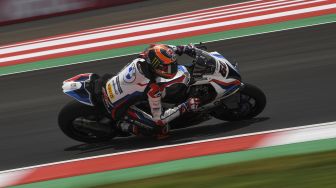 Pembalap tim BMW MOTORRAD WorldSBK Michael Van Der Mark melaju saat latihan bebas pertama (FP1) di Pertamina Mandalika International Street Circuit, Lombok Tengah, Nusa Tenggara Barat (NTB), Jumat (19/11/2021). [ANTARA FOTO/Sigid Kurniawan]