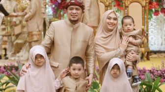 9 Potret Suami dan Anak Oki Setiana Dewi, Jarang Tersorot!