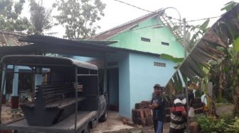 Kocak! Bucin Parah, Driver Ojol Ini Bongkar Genteng Rumah dan Dijual untuk Pacaran