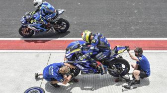 Pembalap berada di area paddock saat sesi latihan bebas pertama (Free Practice) balapan World Superbike (WSBK) di Pertamina Mandalika International Street Circuit di KEK Mandalika, Desa Kuta, Kecamatan Pujut, Praya, Lombok Tengah, NTB, Jumat (19/11/2021). [ANTARA FOTO/Ahmad Subaidi]