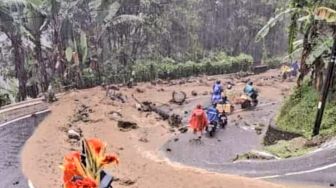 Hujan Deras, Tanah Longsor Menutup Jalan Utama Denpasar-Buleleng Hingga Macet 1 Jam