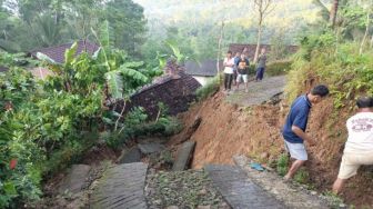 Tanah Longsor Sebabkan Jalan Terputus di Trenggalek, Belasan Keluarga Terisolasi