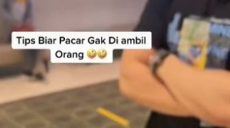 Takut Kehilangan, Cewek Ini Paksa Pacar Pakai Kaos Gambar Memalukan Saat Nge-Mal