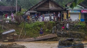 Sejumlah warga melihat salah satu jembatan darurat yang rusak akibat meluapnya sungai Hantakan di Kecamatan Hantakan, Kabupaten Hulu Sungai Tengah, Kalimantan Selatan, Jumat (19/11/2021). [ANTARA FOTO/Bayu Pratama S]