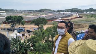 Ikut Nonton Balapan WSBK dari Bukit Viral Mandalika, Ridwan Kamil : Ternyata Bagus Juga