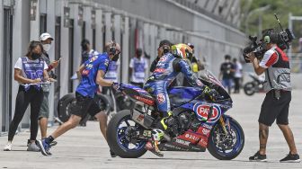 Pembalap berada di area paddock saat sesi latihan bebas pertama (Free Practice) balapan World Superbike (WSBK) di Pertamina Mandalika International Street Circuit di KEK Mandalika, Desa Kuta, Kecamatan Pujut, Praya, Lombok Tengah, NTB, Jumat (19/11/2021). [ANTARA FOTO/Ahmad Subaidi]