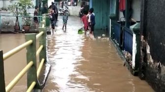 Pipa PDAM Sumbat Aliran Sungai di Cimetang Cianjur, Rumah Warga Terendam Banjir