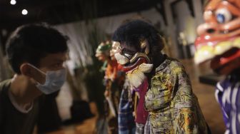 Pengunjung melihat koleksi wayang dalam pameran wayang bertema &#039;Wayang Rupa Kita&#039; di Bentara Budaya, Palmerah, Jakarta, Sabtu (20/11/2021). [Suara.com/Angga Budhiyanto]