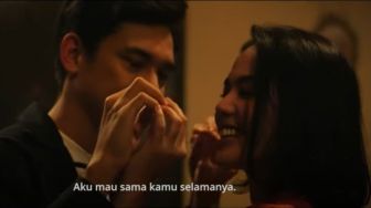 Adipati Dolken - Della Dartyan Gampang Bangun Chemistry dalam Film Akhirat: A Love Story