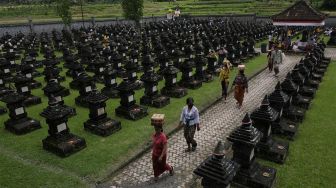 Umat Hindu membawa sesajen untuk melaksanakan persembahyangan sebagai penghormatan kepada para pahlawan yang telah gugur saat peringatan ke-75 Hari Puputan Margarana di Taman Pujaan Bangsa Margarana, Tabanan, Bali, Sabtu (20/11/2021). [ANTARA FOTO/Nyoman Hendra Wibowo]