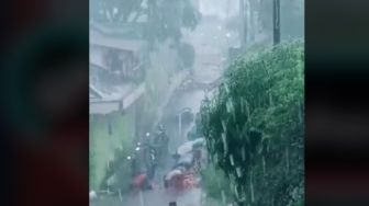 Viral, Jemaah Salat Jumat di Bawah Guyuran Hujan, Bikin Warganet Haru