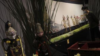 Pengunjung melihat koleksi wayang dalam pameran wayang bertema 'Wayang Rupa Kita' di Bentara Budaya, Palmerah, Jakarta, Sabtu (20/11/2021). [Suara.com/Angga Budhiyanto]