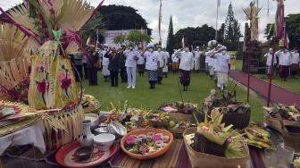 Sejumlah pejabat di tingkat Pemprov Bali dan veteran mengikuti upacara peringatan ke-75 Hari Puputan Margarana di Taman Pujaan Bangsa Margarana, Tabanan, Bali, Sabtu (20/11/2021). [ANTARA FOTO/Nyoman Hendra Wibowo]