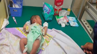 Ya Ampun! Bocah MI Temukan Bayi Malang Terbungkus Kardus di Ponorogo