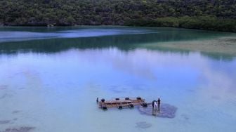 Wisatawan berkunjung ke Telaga Nirwana di Desa Oeseli, Kabupaten Rote Ndao, NTT, Jumat (19/11/2021). [ANTARA FOTO/Kornelis Kaha]