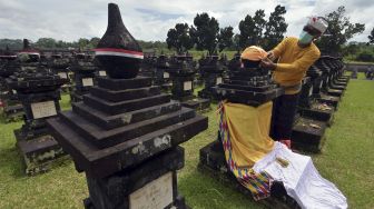 Umat Hindu memasang destar atau ikat kepala di tugu pahlawan saat peringatan ke-75 Hari Puputan Margarana di Taman Pujaan Bangsa Margarana, Tabanan, Bali, Sabtu (20/11/2021). [ANTARA FOTO/Nyoman Hendra Wibowo]