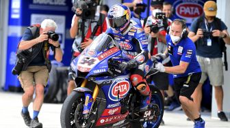 Pembalap Pata Yamaha With Brixx WorldSBK Toprak Razgatlioglu meninggalkan paddock saat sesi SBK Tissot Superpole WSBK Indonesia 2021 di Pertamina Mandalika International Street Circuit, Lombok Tengah, Nusa Tenggara Barat, Sabtu (20/11/2021). [ANTARA FOTO/Andika Wahyu]