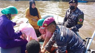 Lagi di Evakuasi dari Bencana Banjir, Warga Sekadau Melahirkan di Atas Perahu Karet