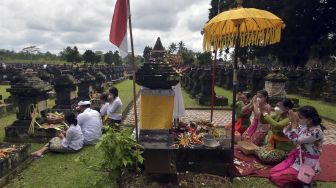 
Umat Hindu melaksanakan persembahyangan di tugu pahlawan I Gusti Ngurah Rai saat peringatan ke-75 Hari Puputan Margarana di Taman Pujaan Bangsa Margarana, Tabanan, Bali, Sabtu (20/11/2021). [ANTARA FOTO/Nyoman Hendra Wibowo]