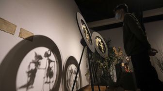 Pengunjung melihat koleksi wayang dalam pameran wayang bertema 'Wayang Rupa Kita' di Bentara Budaya, Palmerah, Jakarta, Sabtu (20/11/2021). [Suara.com/Angga Budhiyanto]