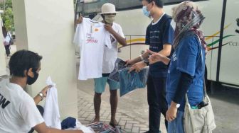 PKL Penjual Kaos Meraup Cuan di Sirkuit Mandalika Pertamina