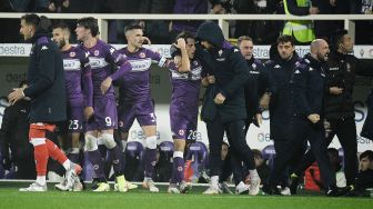 Pemain depan Fiorentina Dusan Vlahovic merayakan golnya usai mencetak gol keempat timnya selama pertandingan sepak bola Serie A Italia antara Fiorentina melawan  AC Milan di Stadion Artemio Franchi di Florence, Italia, Minggu (21/11) dini hari WIB. Filippo MONTEFORTE / AFP