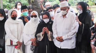 Haru keluarga saat prosesi pemakaman mantan Atlet Bulutangkis Hj. Verawaty Fajrin di TPU Tanah Kusir, Jakarta Selatan, Minggu (21/11/2021). [Suara.com/Alfian Winanto]