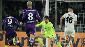 Pemain depan Fiorentina Dusan Vlahovic mencetak gol keempat timnya selama pertandingan sepak bola Serie A Italia antara Fiorentina melawan  AC Milan di Stadion Artemio Franchi di Florence, Italia, Minggu (21/11) dini hari WIB. Filippo MONTEFORTE / AFP
