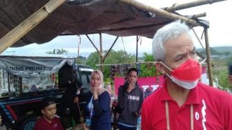 Ke Warung Viral Sirkuit Mandalika, Ganjar Pranowo : Makan yang Banyak Ya