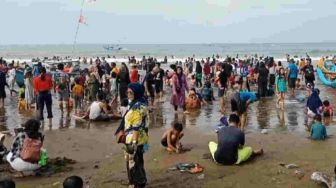 Akhir Pekan, Pantai Barat Pangandaran Diserbu Ribuan Wisatawan
