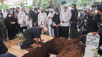 Prosesi pemakaman mantan Atlet Bulutangkis Hj. Verawaty Fajrin di TPU Tanah Kusir, Jakarta Selatan, Minggu (21/11/2021). [Suara.com/Alfian Winanto]