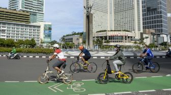 Warga bersepeda melintas di kawasan Bundaran Hotel Indonesia saat pemberlakuan PPKM level 1 di Jakarta, Minggu (21/11/21).  ANTARA FOTO/M Risyal Hidayat
