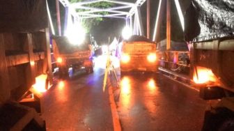 Pekerja Mulai Uji Beban Jembatan Sungai Battang Palopo - Luwu