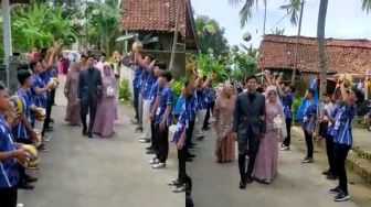 Viral Atlet Voli Nikah Disambut Pakai Bola, Bak Tradisi Pedang Pora