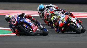 Pembalap tim Pata Yamaha With Brixx WorldSBK Toprak Razgatlioglu (kiri) melaju paling depan saat balapan pertama (race 1) WSBK seri Indonesia 2021di Pertamina Mandalika International Street Circuit, Lombok Tengah, Nusa Tenggara Barat (NTB), Minggu (21/11/2021). ANTARA FOTO/Andika Wahyu