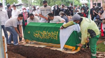 Prosesi pemakaman mantan Atlet Bulutangkis Hj. Verawaty Fajrin di TPU Tanah Kusir, Jakarta Selatan, Minggu (21/11/2021). [Suara.com/Alfian Winanto]