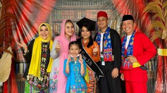 Photoshoot Wisuda Sang Adik, Keluarga Ayu Ting Ting Kompak Pakai Baju Adat Betawi