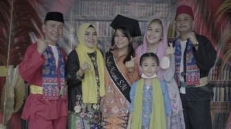 Lulus Kuliah, Adik Ayu Ting Ting Diarak Keliling Kampung Pakai Tanjidor