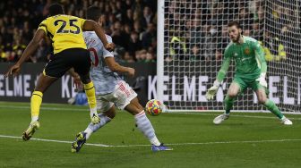 Striker Watford Nigeria Emmanuel Dennis (kiri) mencetak gol keempat timnya selama pertandingan sepak bola Liga Premier Inggris antara Watford melawan Manchester United di Stadion Vicarage Road di Watford, Inggris tenggara, pada 20 November 2021.Ian KINGTON / AFP