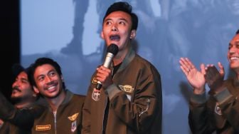 Aktor dan Komika Fajar Nugraha saat jumpa pers film 'Kadet 1947' di Senayan, Jakarta Selatan, Senin (22/11/2021). [Suara.com/Alfian Winanto]