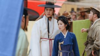3 Momen Mendebarkan Taecyeon dan Kim Hye Yoon di Drakor Secret Royal Inspector & Joy
