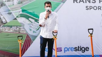 Chairman RANS Cilegon FC Raffi Ahmad saat acara groundbreaking RANS Prestige Sportainment di Pantai Indah Kapuk 2, Jakarta Utara, Senin (22/11/2021). [Suara.com/Alfian Winanto]