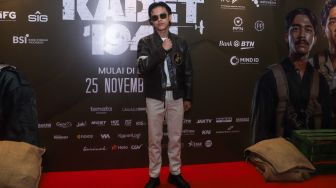 Aktor Bisma Karisma berpose didepan kamera saat gala premiere film 'Kadet 1947' di Senayan, Jakarta Selatan, Senin (22/11/2021). [Suara.com/Alfian Winanto]