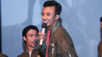 Aktor dan Komika Fajar Nugraha saat jumpa pers film &#039;Kadet 1947&#039; di Senayan, Jakarta Selatan, Senin (22/11/2021). [Suara.com/Alfian Winanto]