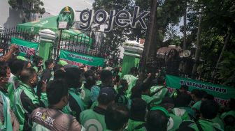 Pengemudi ojek daring berunjuk rasa menolak penyesuaian tarif dengan mendatangi kantor Gojek di Solo, Jawa Tengah, Senin (22/11/2021). ANTARA FOTO/Mohammad Ayudha