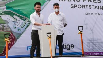 Chairman RANS Cilegon FC Raffi Ahmad dan Presiden Direktur Prestige Motorcars Rudy Salim saat acara groundbreaking RANS Prestige Sportainment di Pantai Indah Kapuk 2, Jakarta Utara, Senin (22/11/2021). [Suara.com/Alfian Winanto]